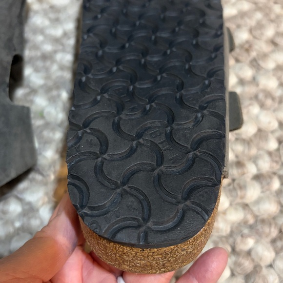 Birkenstock Dark Brown Double Buckle Arizona Sandals
Size-  Women’s 10/Men’s 8 - Picture 8 of 10